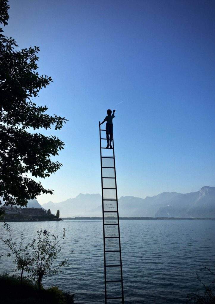 Kind klettert auf Leiter in den Himmel